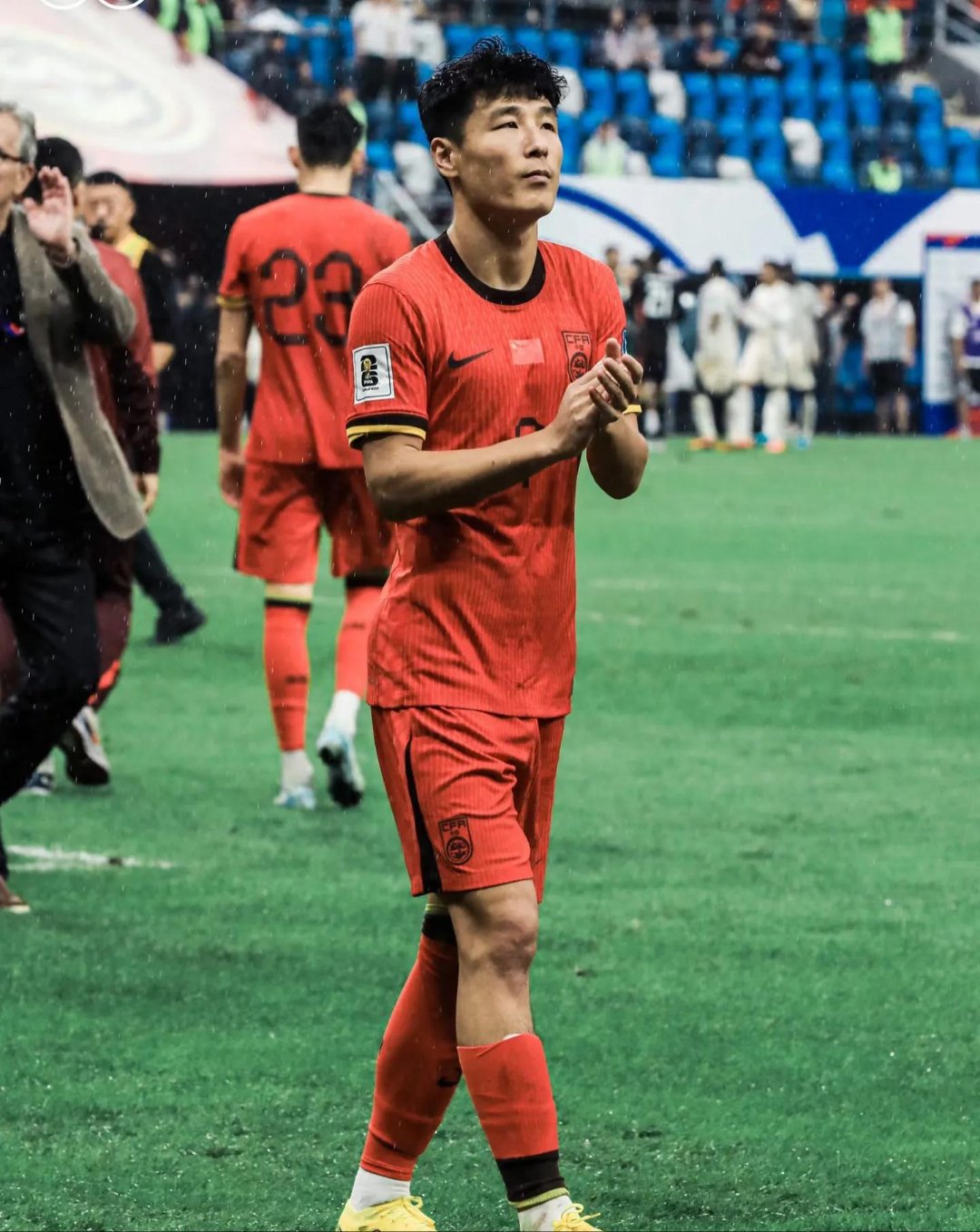 新赛季国内职业足球热火朝天，球员技艺精湛