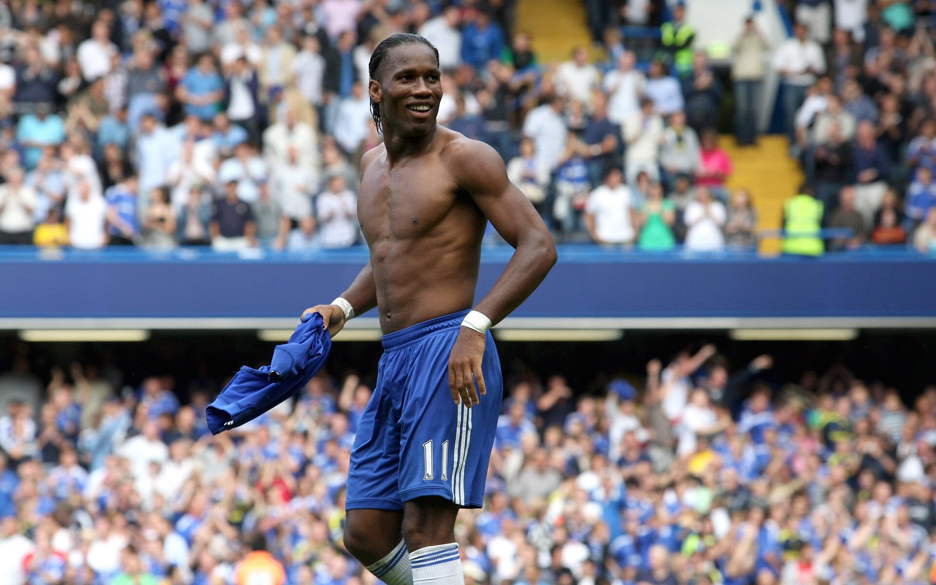 红牛风暴席卷法兰西，莱万领航登顶欧陆，一场属于唯一的足球神话